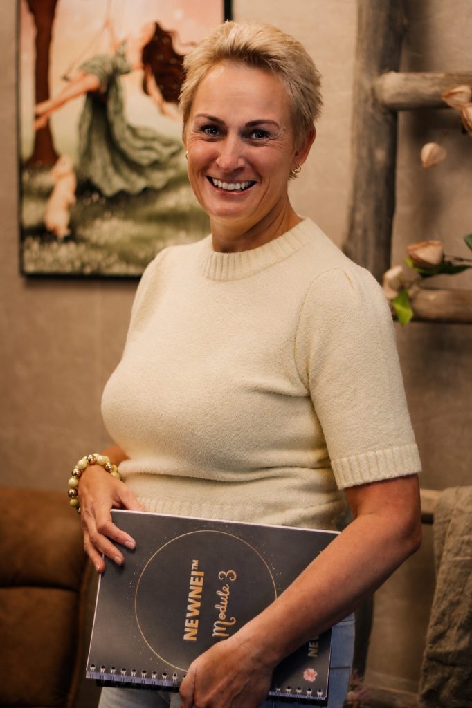 Jacqueline met het NEWNEI® opleidingsmateriaal